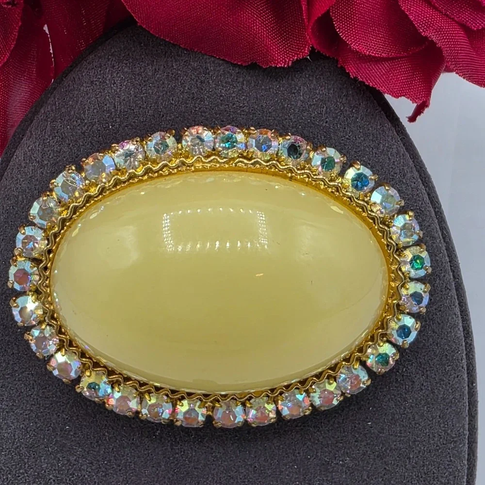 Vintage Oval Yellow Cabochon Brooch Aurora Borealis Rhinestones‎ Pin Glamorous